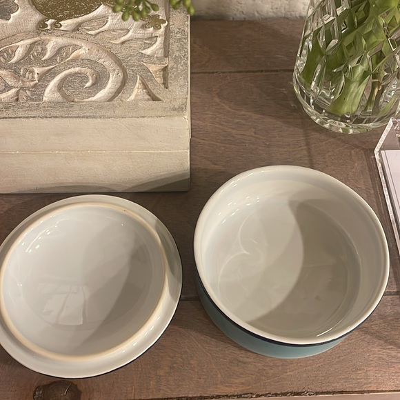 Excellent condition.Perfect gift for graduation or travel enthusiast. - Picture 3 of 4